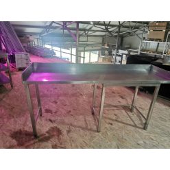   Rozsdamentes munkaasztal hátsó, jobb és bal oldali felhajtással, láb összekőtövel