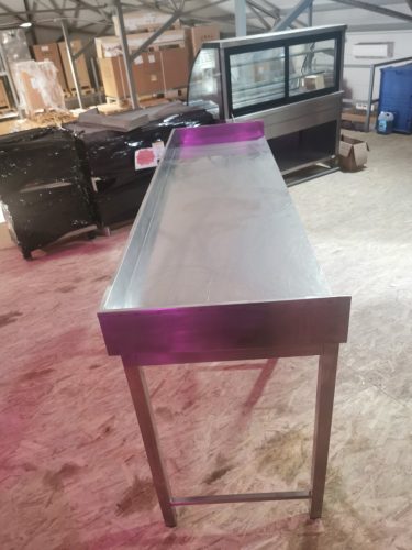 Rozsdamentes munkaasztal hátsó, jobb és bal oldali felhajtással, láb összekőtövel