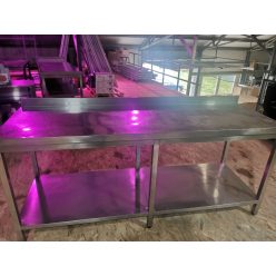   Rozsdamentes munkaasztal alsó polccal és hátsó felhajtással