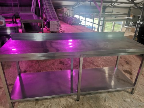 Rozsdamentes munkaasztal alsó polccal és hátsó felhajtással